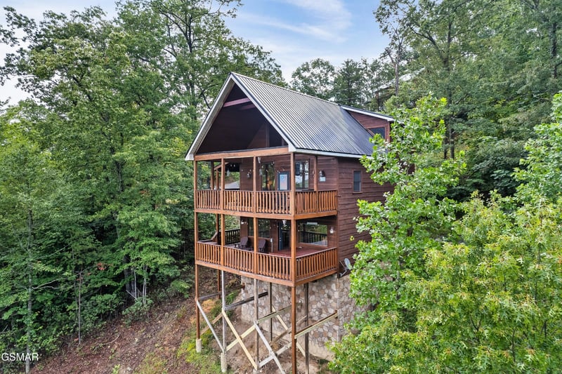2420 Misty Shadows Dr, Sevierville, TN 37862