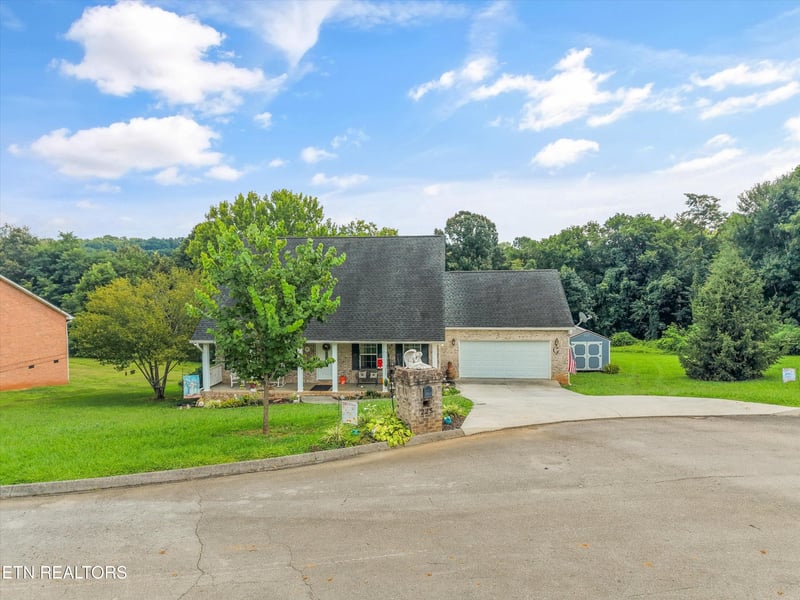 225 Hillsborough Ln, Lenoir City, TN 37772