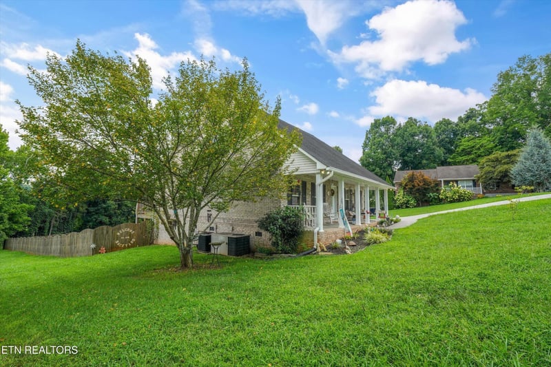225 Hillsborough Ln, Lenoir City, TN 37772