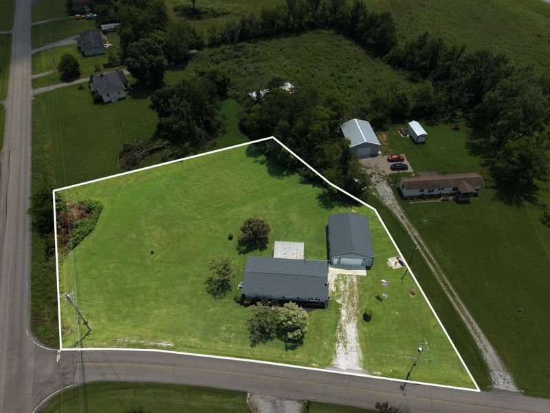 105 E Roberts Rd, Portland, TN 37148