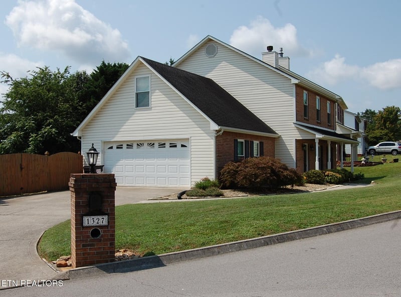 1327 Chatam Ridge Ln, Knoxville, TN 37932