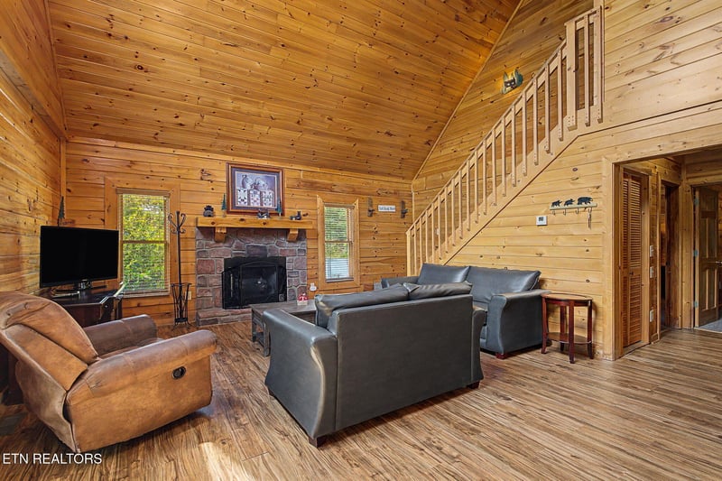 2223 Eagle Feather Dr, Sevierville, TN 37876