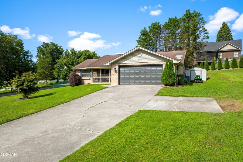 1301 Snappwood Dr, Sevierville, TN 37862