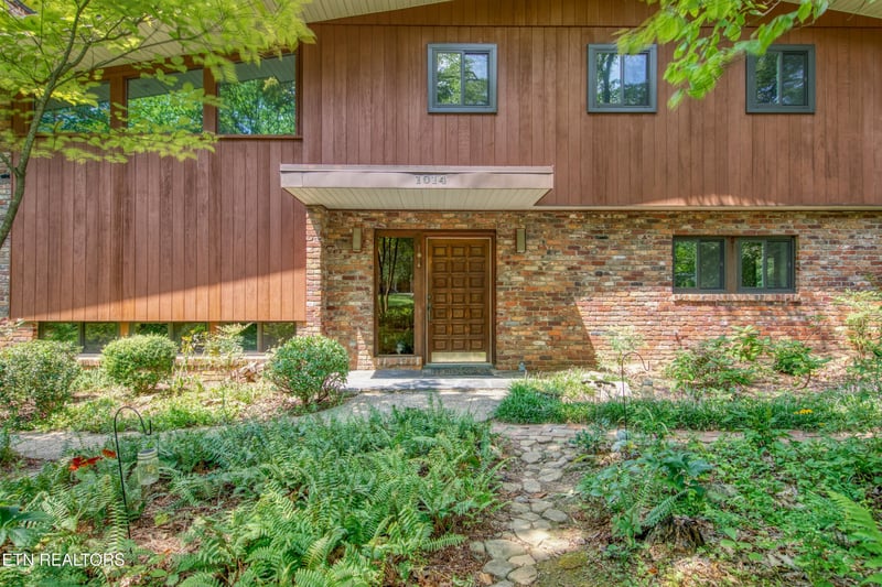 1014 W Outer Dr, Oak Ridge, TN 37830