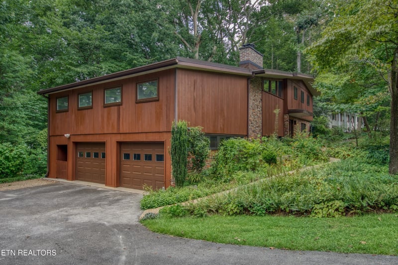1014 W Outer Dr, Oak Ridge, TN 37830