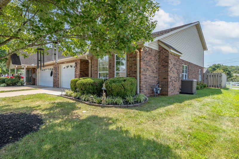1300 Crofton Park Ct, Columbia, TN 38401