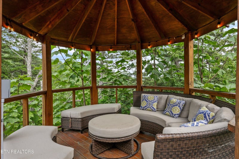 2421 Misty Shadows Dr, Sevierville, TN 37862