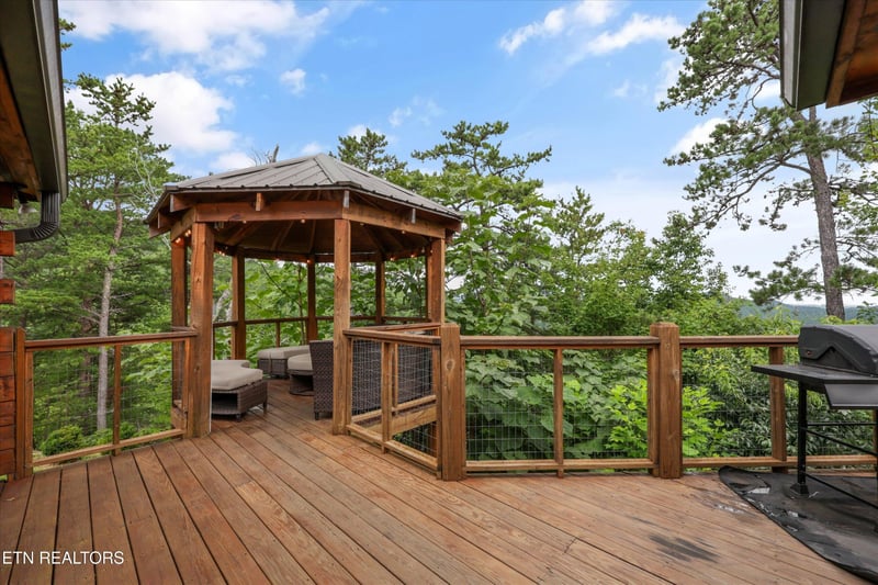 2421 Misty Shadows Dr, Sevierville, TN 37862