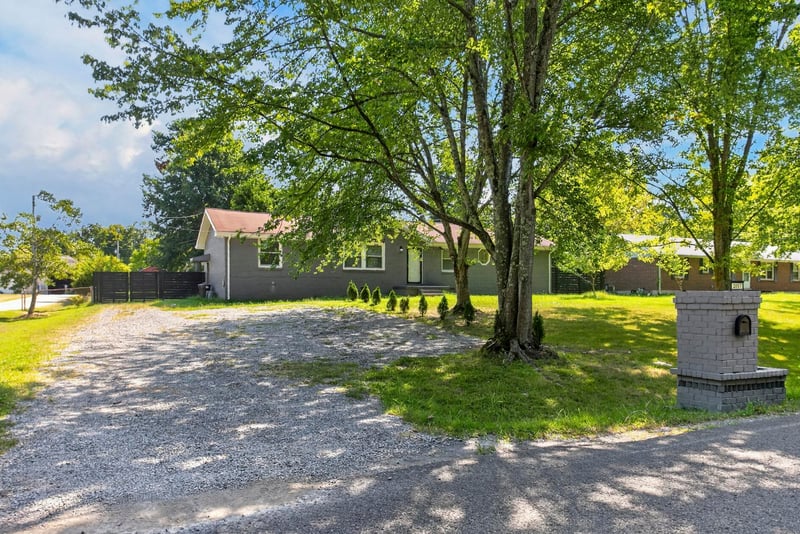 2057 Lake Rd, Greenbrier, TN 37073