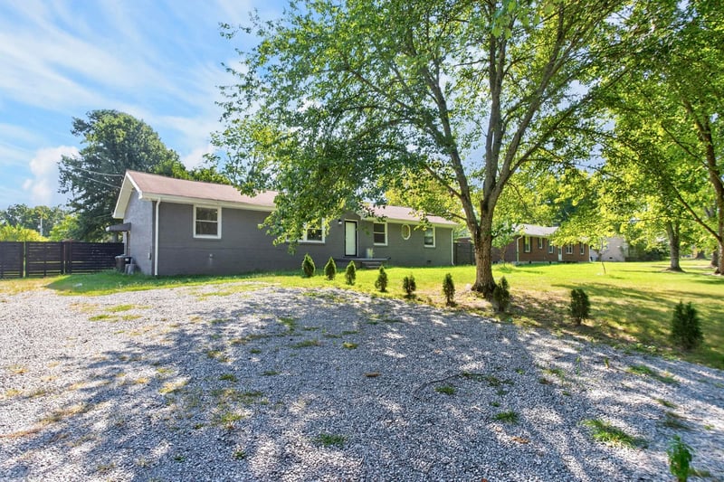 2057 Lake Rd, Greenbrier, TN 37073