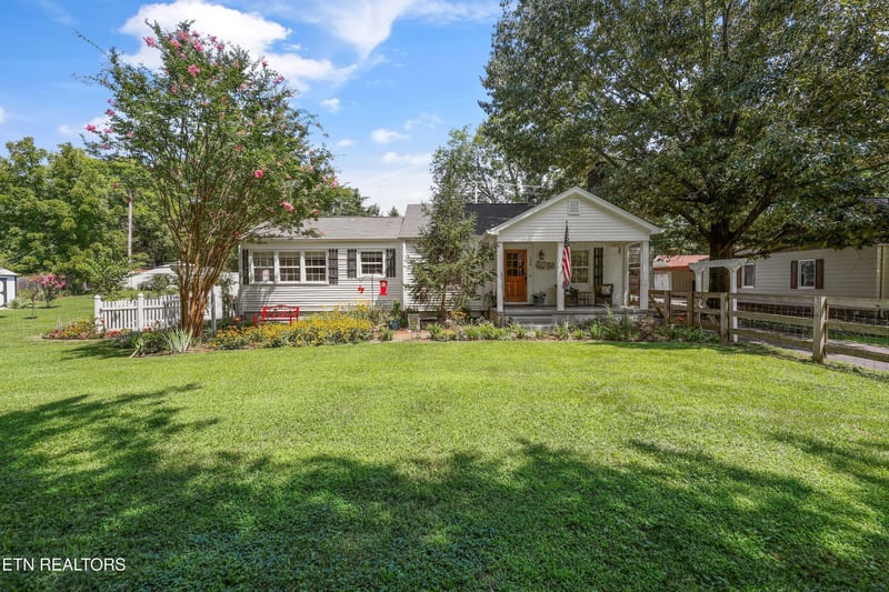 128 Lonas Dr, Maryville, TN 37803