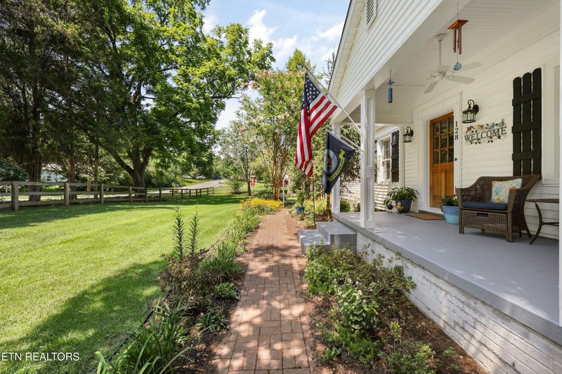 128 Lonas Dr, Maryville, TN 37803