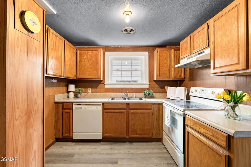 211 Henderson Ave, Sevierville, TN 37862