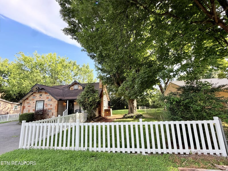 305 Jackson St, Sevierville, TN 37862