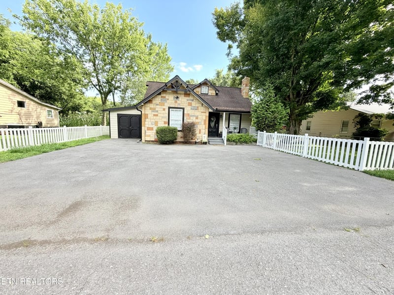 305 Jackson St, Sevierville, TN 37862