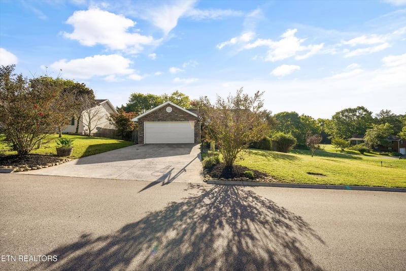 1006 Stones Throw Ln, Sevierville, TN 37876