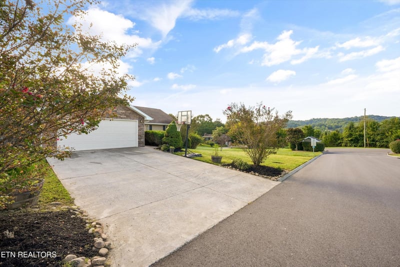 1006 Stones Throw Ln, Sevierville, TN 37876