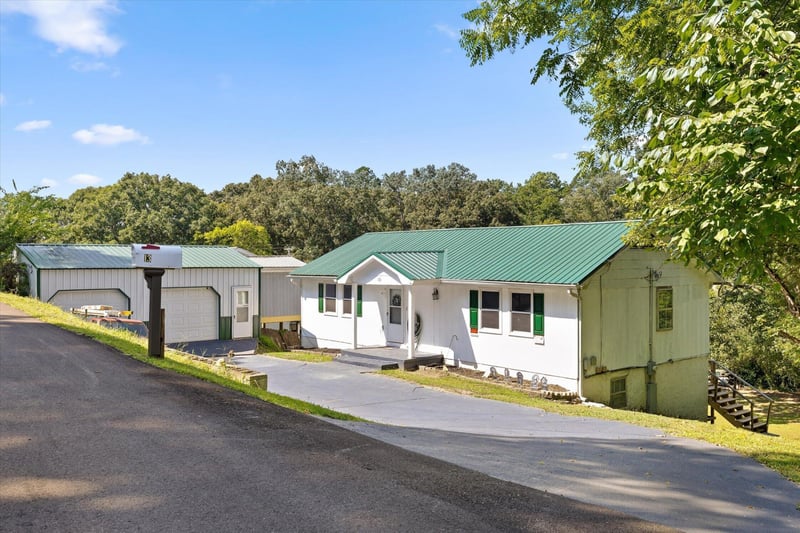 13 Travis Rd, Rossville, GA 30741