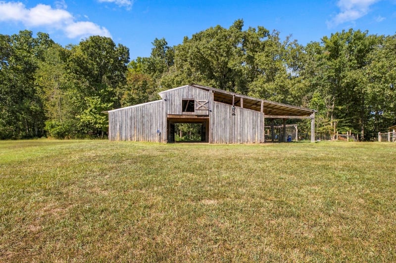 746 Nubia Rd, Westmoreland, TN 37186