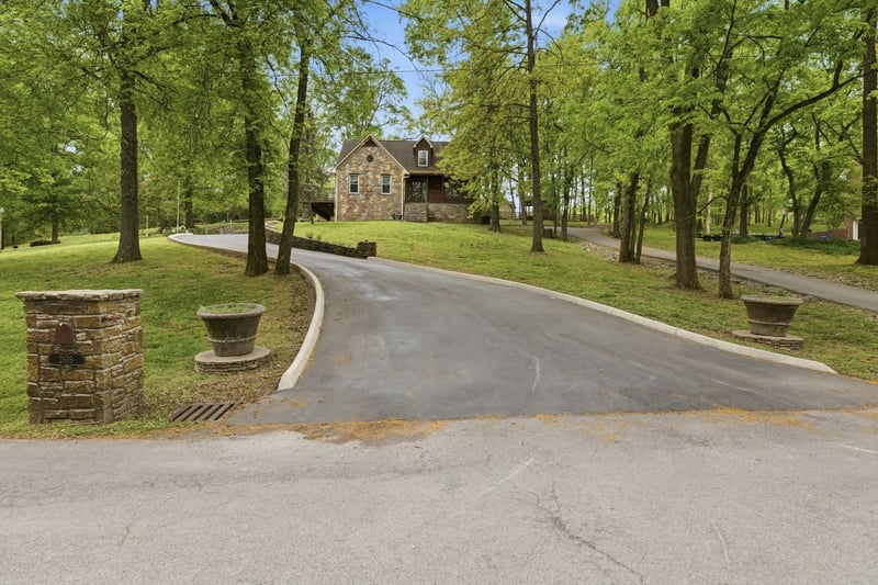 2105 Alpine Dr, Columbia, TN 38401