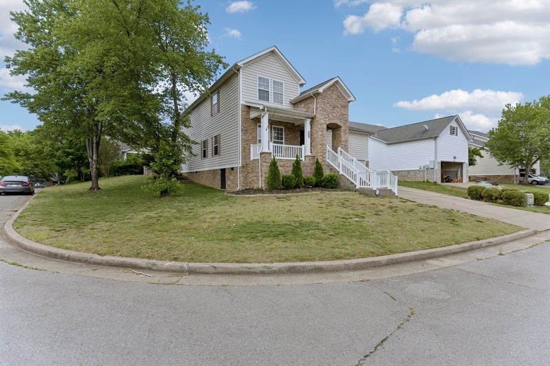 1961 Deep Woods Trl, Nashville, TN 37214