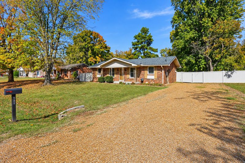 121 Barton Dr, Gallatin, TN 37066