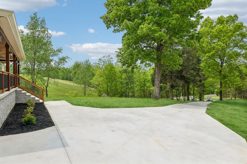 1198 Rogues Fork Rd, Bethpage, TN 37022