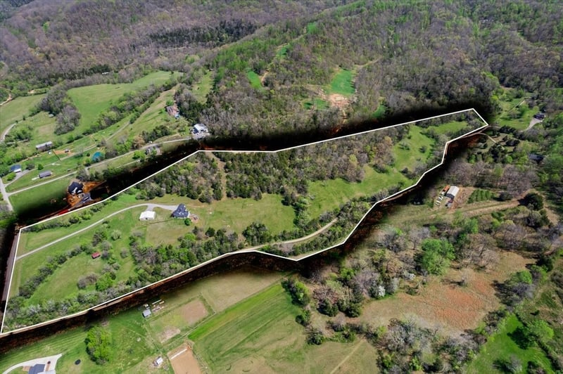216 Old Wolf Hill Rd, Bethpage, TN 37022