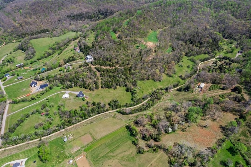 216 Old Wolf Hill Rd, Bethpage, TN 37022