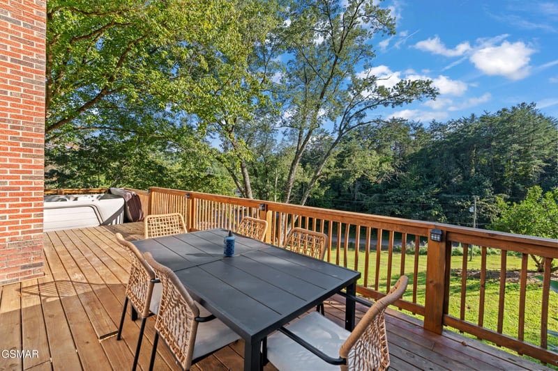 2059 Upper Middle Creek Rd, Sevierville, TN 37876