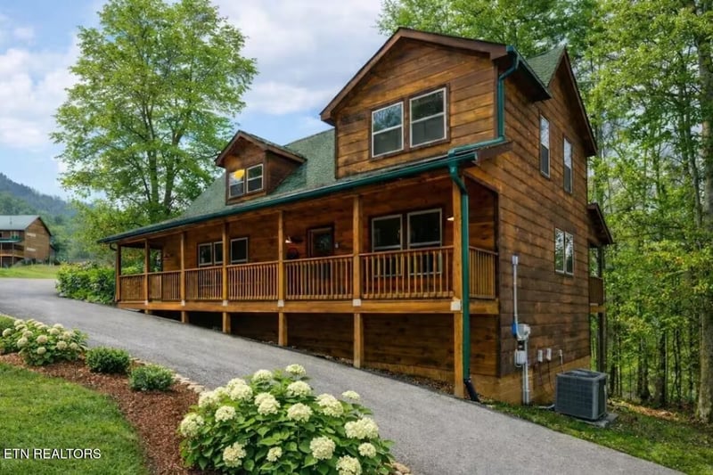 3213 Samuel Wear Dr, Sevierville, TN 37862