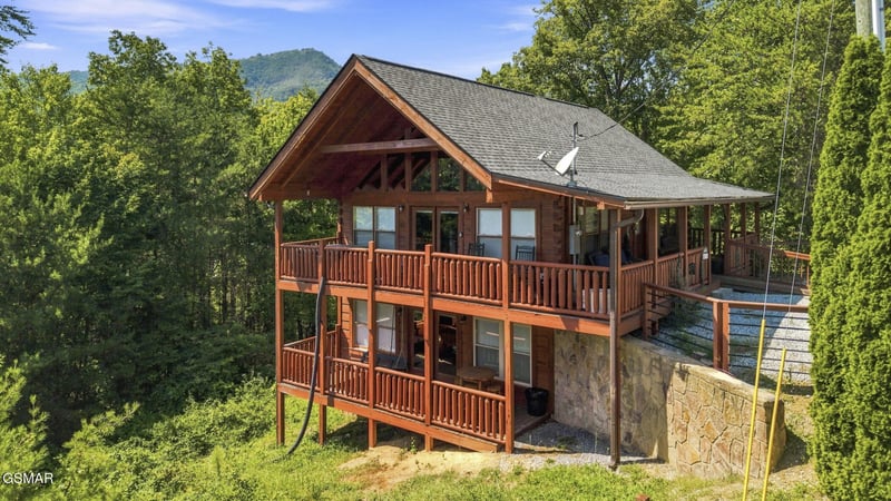 1713 Bear View Rd, Sevierville, TN 37876
