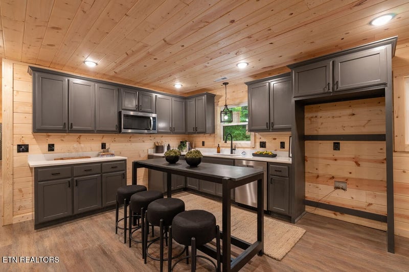 927 Carvers Ln, Sevierville, TN 37876