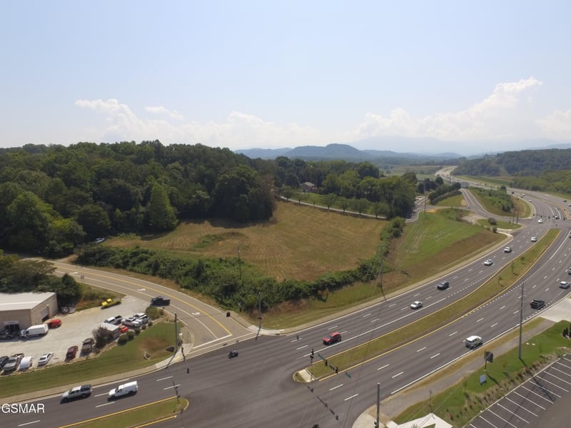1111 Middle Ridge Rd, Sevierville, TN 37862