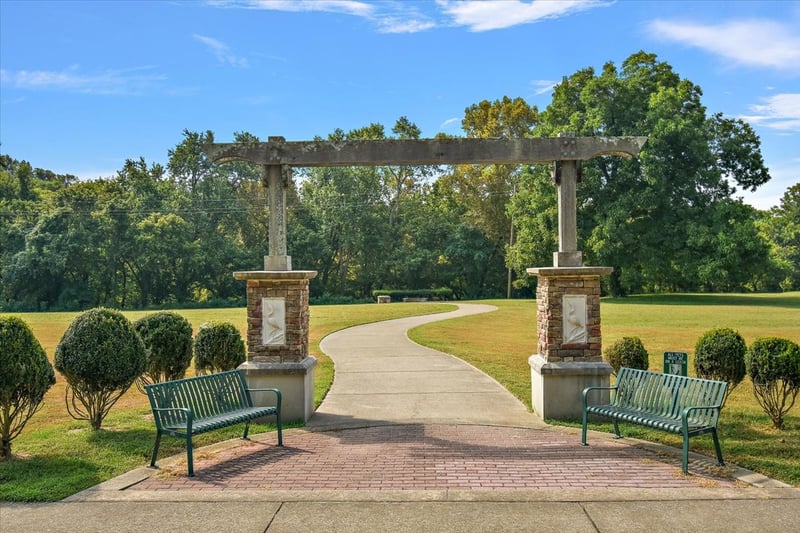 211 Riverside Dr, Columbia, TN 38401