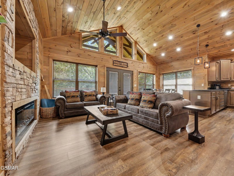 2724 Pine Crest Ln, Sevierville, TN 37862