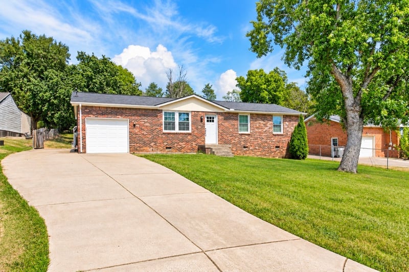 109 S Valley Rd, Hendersonville, TN 37075