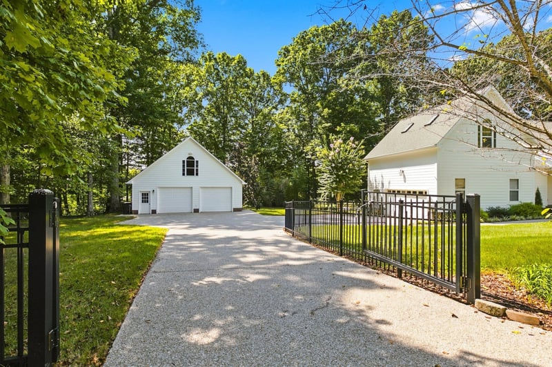1320 Camp Ravine Rd, Burns, TN 37029