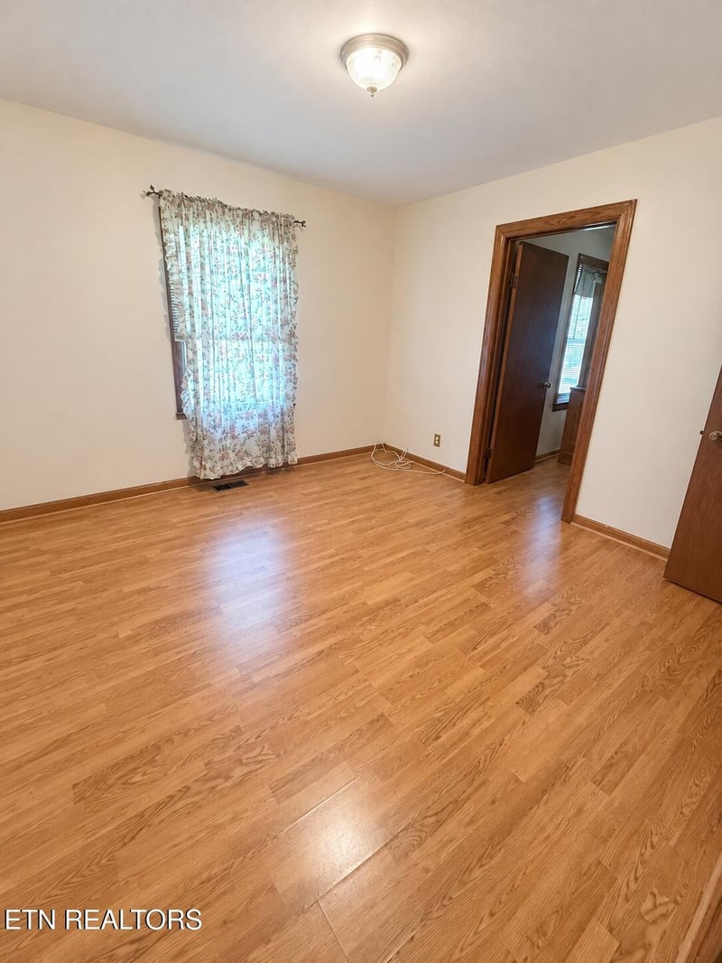 1810 Fenwood Dr, Knoxville, TN 37918