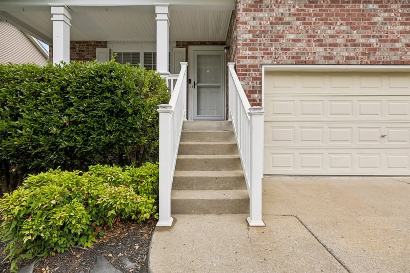 121 Cavalier Dr, Hendersonville, TN 37075