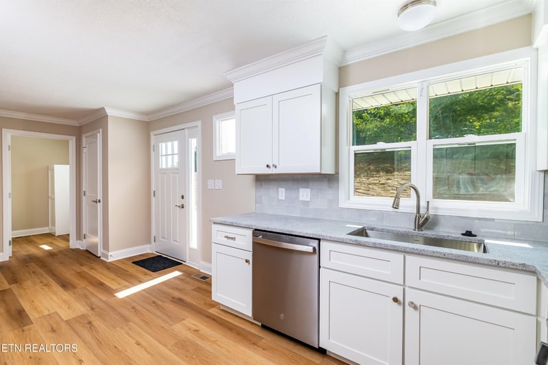 700 Lakeview Dr, Loudon, TN 37774
