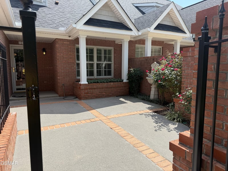 1035 Fine Glen Dr, Sevierville, TN 37862