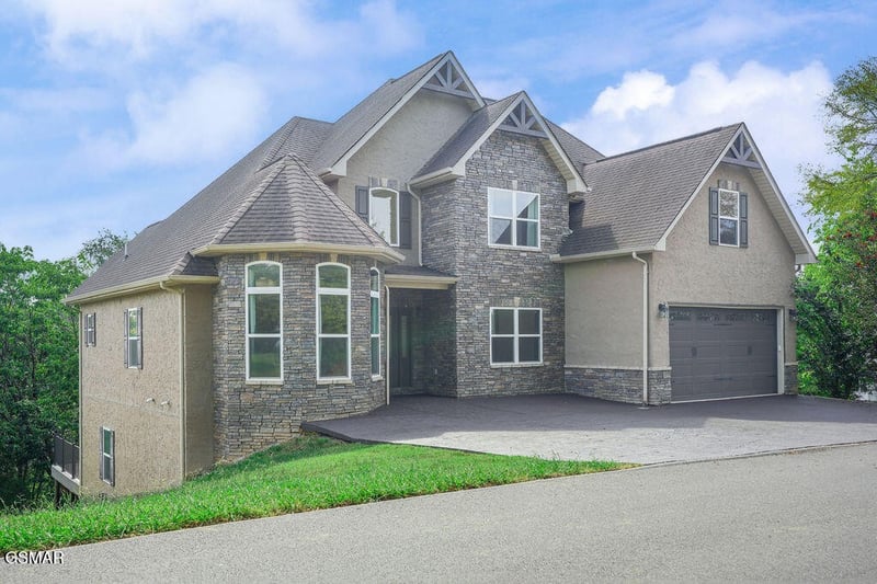 1202 Foxwood Dr, Sevierville, TN 37862