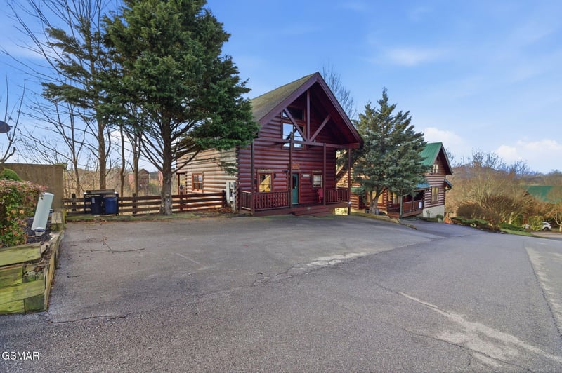 1091 Towering Oaks Dr, Sevierville, TN 37876