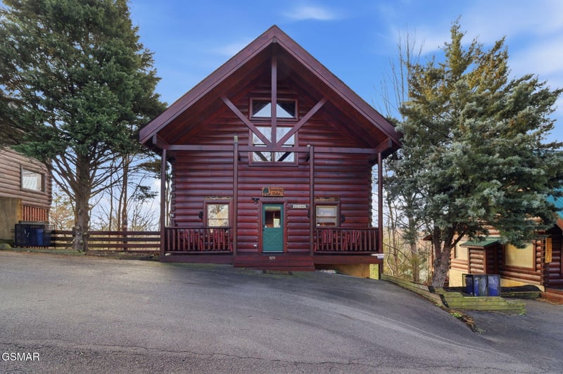 1091 Towering Oaks Dr, Sevierville, TN 37876