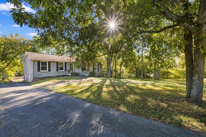 425 Lakeshore Dr, Old Hickory, TN 37138