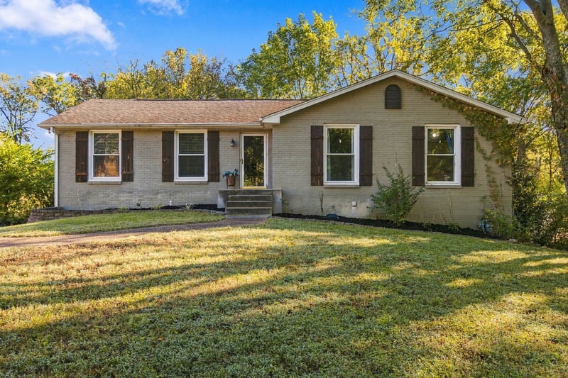 425 Lakeshore Dr, Old Hickory, TN 37138