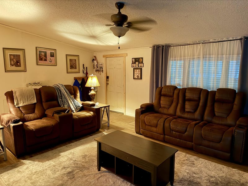 689 Schmitt Rd, Rossville, GA 30741