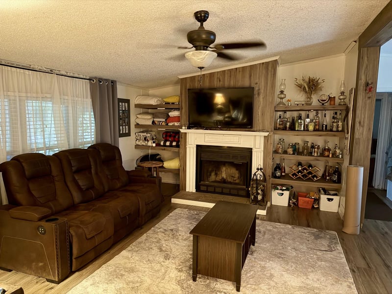 689 Schmitt Rd, Rossville, GA 30741