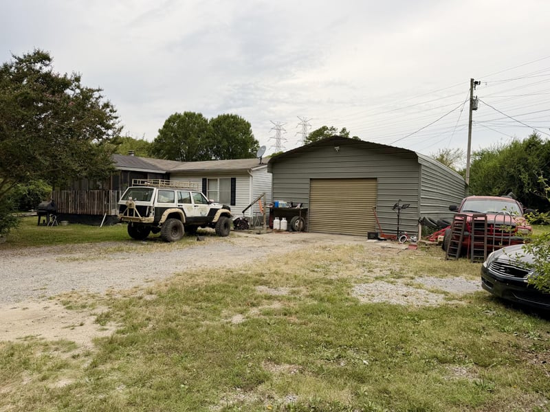 689 Schmitt Rd, Rossville, GA 30741